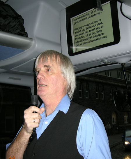 Leder Matthas Viktorsson tar ordet p en skrivetolket busstur til Ostery