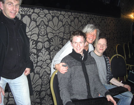 Jan de Lange koste seg mens Skrivetolkene Johannes og Steven blir holdt godt fast av Hilde